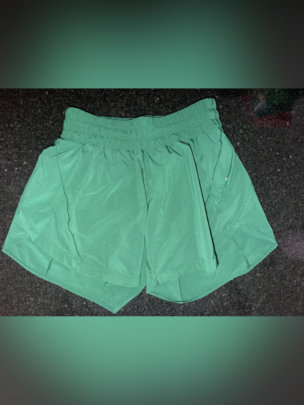 Lululemon Track That Mid-Rise Lined Short 5"
Everglade Green 6 Like New